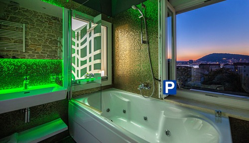 Habitación Deluxe con 1 cama doble o 2 individuales, vistas parciales al mar