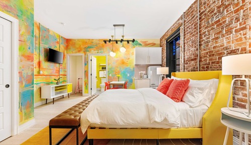 Romelle Art Suite 102