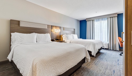 Habitación estándar, 2 camas de matrimonio (Comm, Mobil Tran Shwr)