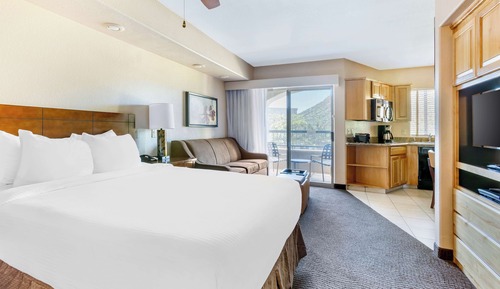 Studio 1 Queen w/balcony and/or patio and sofa bed