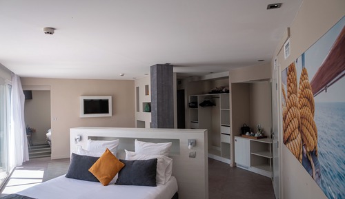 Habitación familiar, terraza, vistas a la piscina