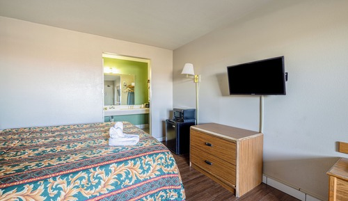 Premium Junior Room with Queen Bed, Non-Smoking - NQ2