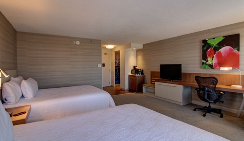 Habitación, 2 camas de matrimonio (Mobility & Hearing, Roll-in Shower)