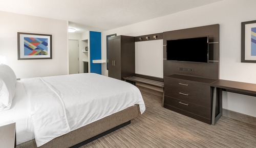 Habitación estándar, 1 cama de matrimonio grande (Communication, Roll-In Shower)