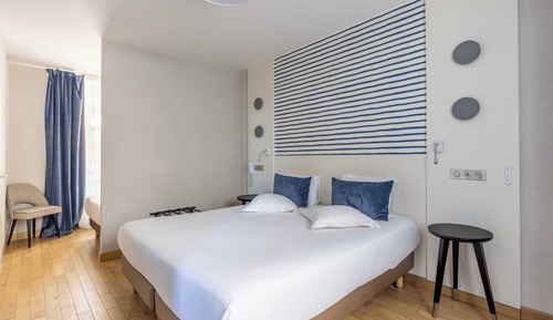 Habitación triple estándar, terraza, vistas al patio (No Sea View)