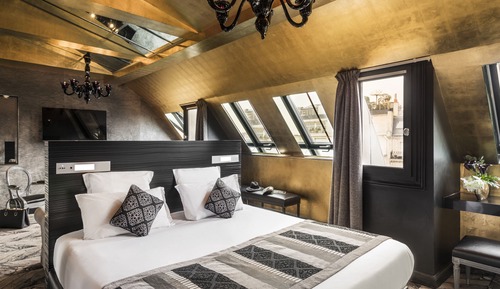 Suite Champs-Elysées (with Sauna and Jacuzzi)