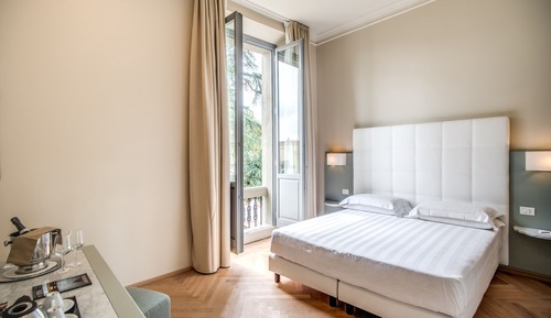 Habitación superior con 1 cama doble o 2 individuales, vistas al jardín