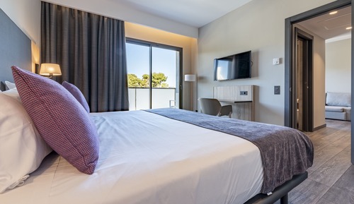 Habitación familiar con vistas a la ciudad y ventana