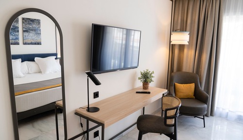 Habitación superior, vistas parciales al mar