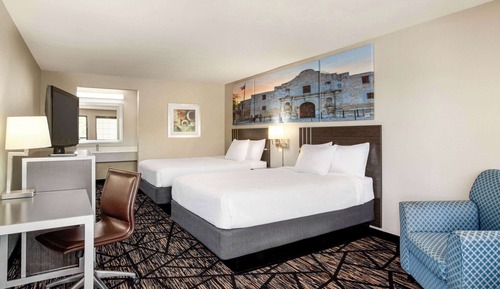 Habitación, 2 camas de matrimonio, accesible para personas con discapacidad (Roll-In Shower)