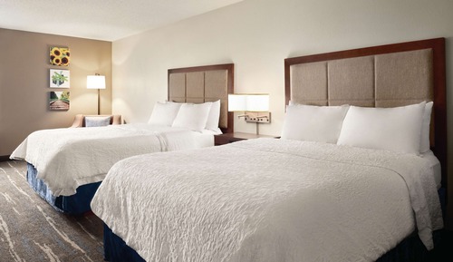 2 QUEENS MOBILITY ACCESS W/ TUB NONSMOKING