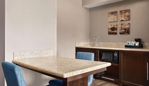 1 KING BED 1 BEDROOM SUITE W/ SOFA NONSMOKING