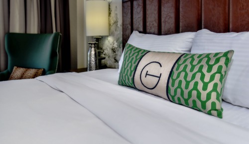 Suite, 1 cama de matrimonio grande, bañera de hidromasaje, en una planta alta