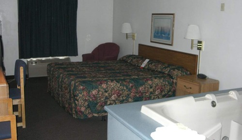 JACUZZI 1 QUEEN BED NON-SMOKING