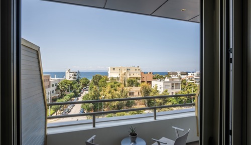 Habitación superior con 1 cama doble o 2 individuales, vistas parciales al mar