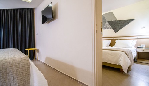 Habitación familiar, habitaciones comunicadas, vistas parciales al mar