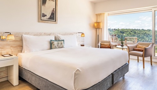 Habitación, 1 cama de matrimonio grande (Red Level, Waterfall View, 3 adults)