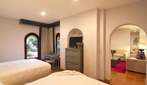 Suite Grand, varias camas, balcón, vistas al jardín