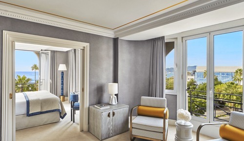 Suite superior, vistas parciales al mar