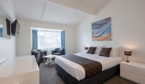 Habitación triple superior, vistas a la piscina