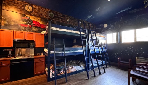Themed Efficiency Suite, 1 Queen Bed, 6 Bunk Beds