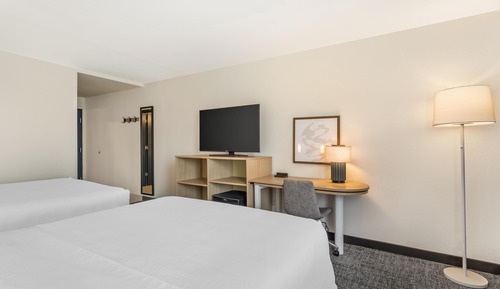 Habitación, 2 camas de matrimonio (Mobility & Hearing, Roll-in Shower)