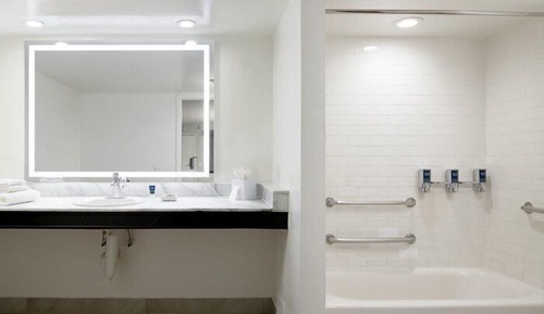 Suite, 1 cama de matrimonio grande con sofá cama (Mobility Accessible, Tub)