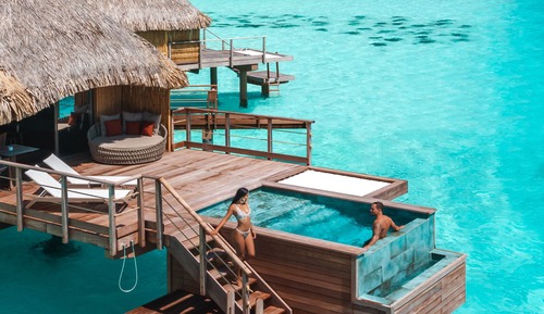Villa, piscina privada, sobre el agua