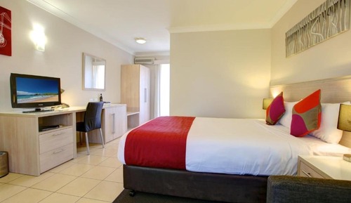 Moderate, Habitación