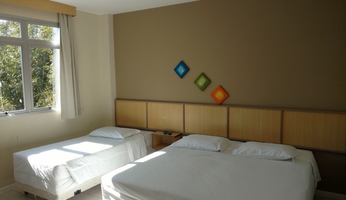 Habitación básica con 2 camas individuales