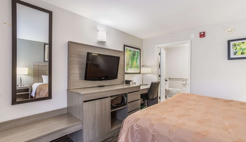 Habitación, 1 cama de matrimonio grande, no fumadores (Upgrade, Roll-In Shower)