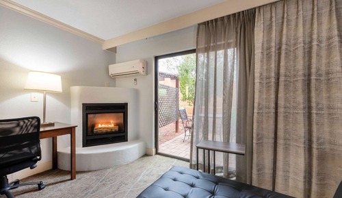 Suite Deluxe, 1 cama de matrimonio grande, no fumadores (Fireplace, Jetted Tub, Patio)