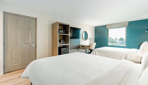 Suite, varias camas, bañera (Walk-In Shower)