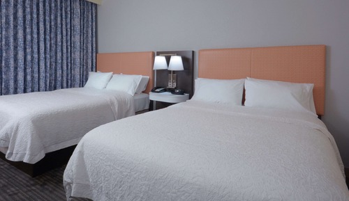 Habitación, 2 camas de matrimonio, accesible para personas con discapacidad (Hearing)