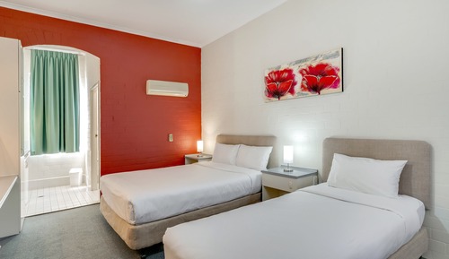 Habitación económica con 2 camas individuales, varias camas