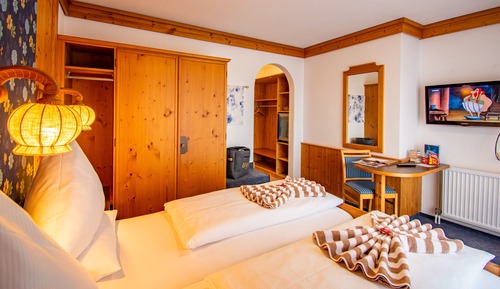 Habitación estándar doble, 1 cama de matrimonio grande, balcón, vistas a la montaña