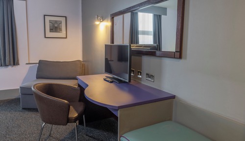 Habitación estándar, 1 cama de matrimonio grande, no fumadores (with Single Sofabed)