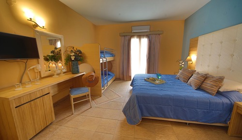 Habitación familiar, vistas parciales al mar