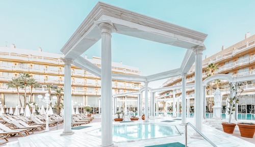 Habitación Standard, Vistas a la Piscina (2 adultos y 1 niño)