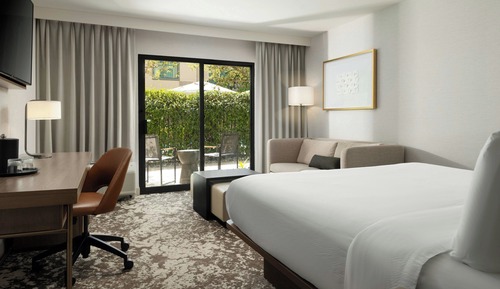 Habitación Deluxe, 1 cama de matrimonio grande con sofá cama, patio (Mobility Accessible, Tub)