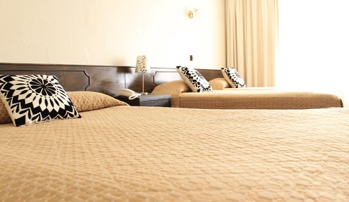 Habitación triple (First Floor Rooms 2 Flights of Stairs)