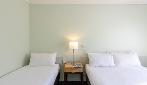 Habitación (Budget Room with Queen & Single Bed)