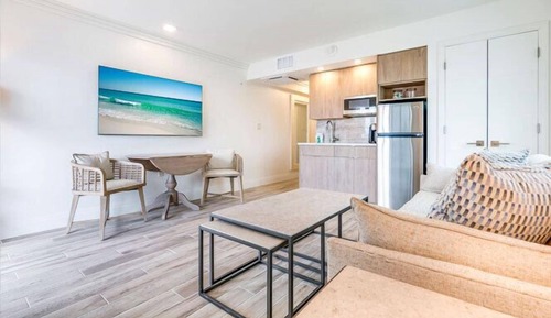 Suite, balcón, frente a la playa