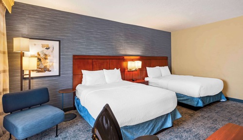 Habitación estándar, 2 camas de matrimonio, no fumadores, frigorífico (Larger Room;with Sofabed)