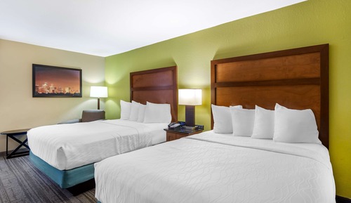 Habitación estándar, 2 camas de matrimonio, frigorífico y microondas (Refrigerator & Microwave)