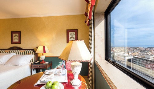 Habitación superior con 1 cama doble o 2 individuales, vistas a la ciudad