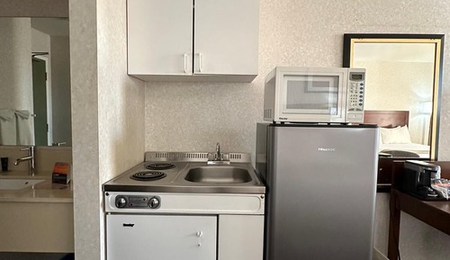 Habitación, 2 camas de matrimonio, cocina básica