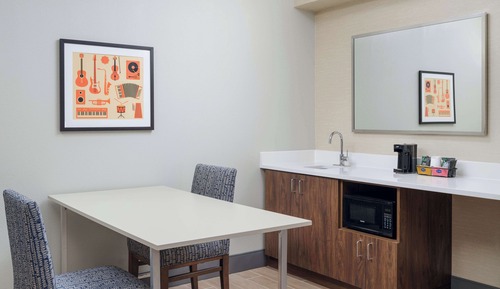 Habitación, 1 cama de matrimonio grande, frigorífico y microondas (Wet bar)