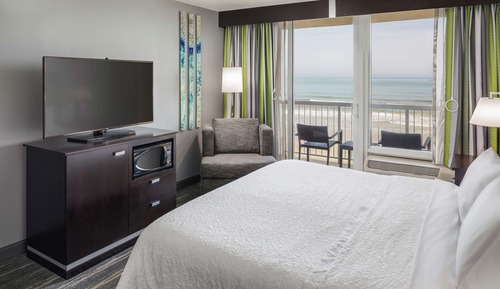 Habitación, 2 camas de matrimonio, balcón, vistas parciales al mar