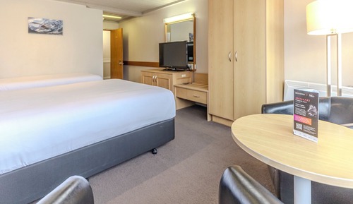 Habitación estándar con 2 camas individuales (Accessible, 1 Double & 1 Single)